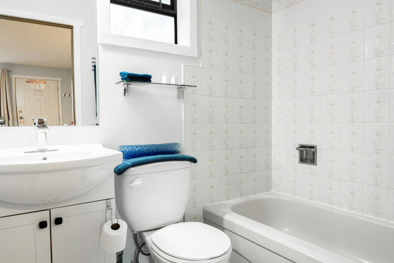 Bathroom 3, Poplars Motel on the lake, Okanagan-Similkameen