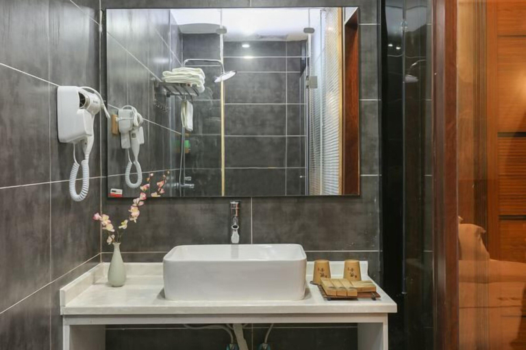 Bathroom 3, Yueshe Boutique Hotel (Huangyao Ancient Town), Hezhou