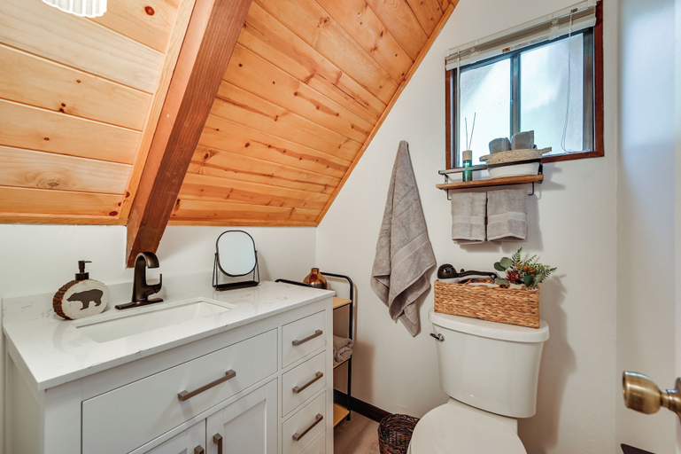Bathroom 3, Deck & Grill: A-Frame Cabin in Munds Park!, Coconino