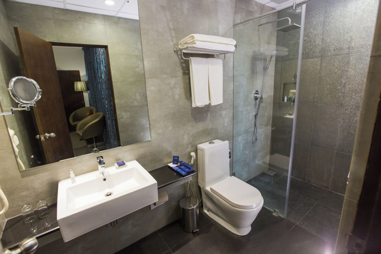 Bathroom 5, Best Western Elyon Colombo, Thimbirigasyaya