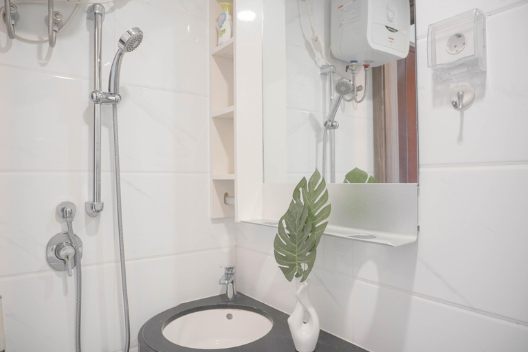 Bathroom 5, Comfort and Good Place Studio at Sky House BSD Apartment By Travelio, Tangerang Selatan