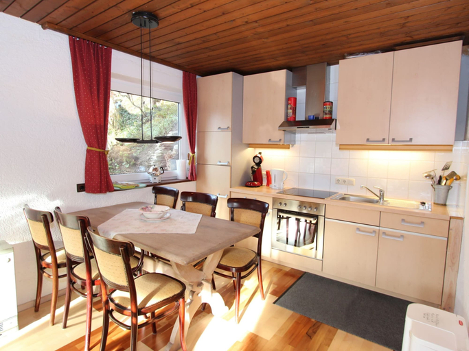 Others 4, Cozy Chalet Near ski Area, Zell am See