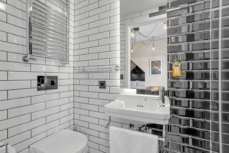 Bathroom 3, ODDSSON Downtown Hotel, Reykjavík
