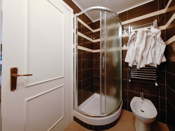 Bathroom 3, Marilyn Apartment, Rome