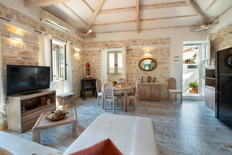 Room 2, Arokaria IV - City Centre Penthouse, Ionian Islands