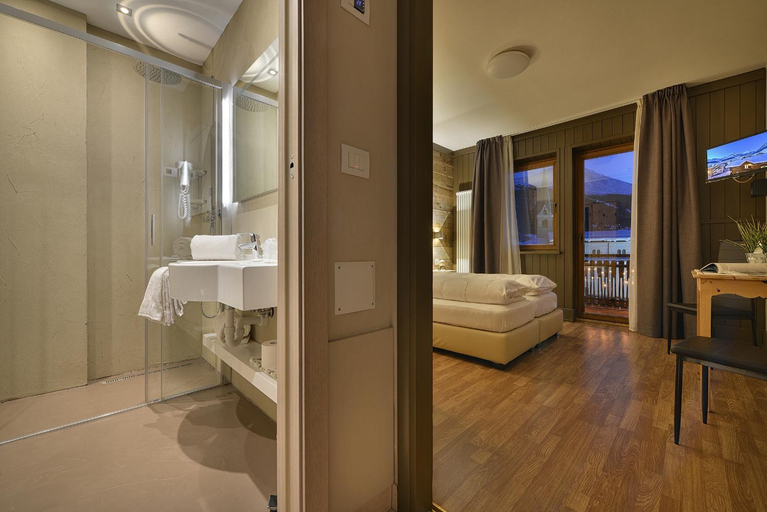Bedroom 3, Hotel Bernina, Sondrio