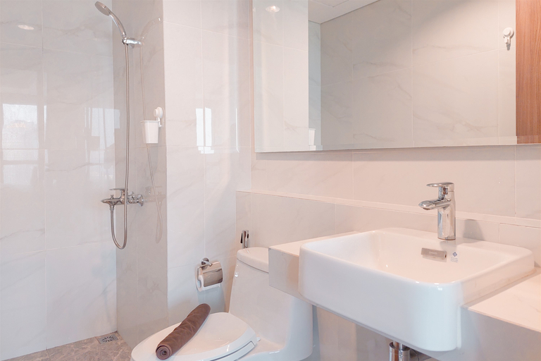 Bathroom 5, Good Place and Comfy Studio Apartment at The Smith Alam Sutera By Travelio, Tangerang