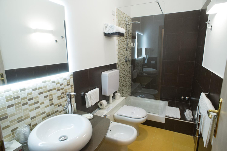 Bathroom 4, B&B Napolimilionaria Foria 242, Napoli