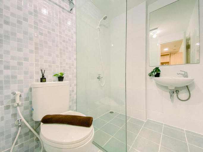 Bathroom 5, Modern and Serene Look 2BR Tokyo Riverside PIK 2 Apartment By Travelio, Tangerang