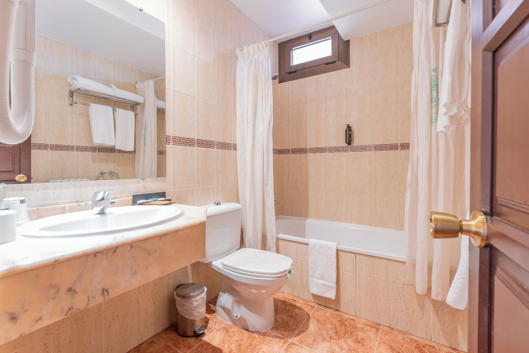 Bathroom 4, Hotel Mora, Teruel