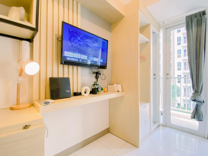 Bedroom 4, Comfy Studio at Tokyo Riverside PIK 2 Apartment By Travelio, Tangerang