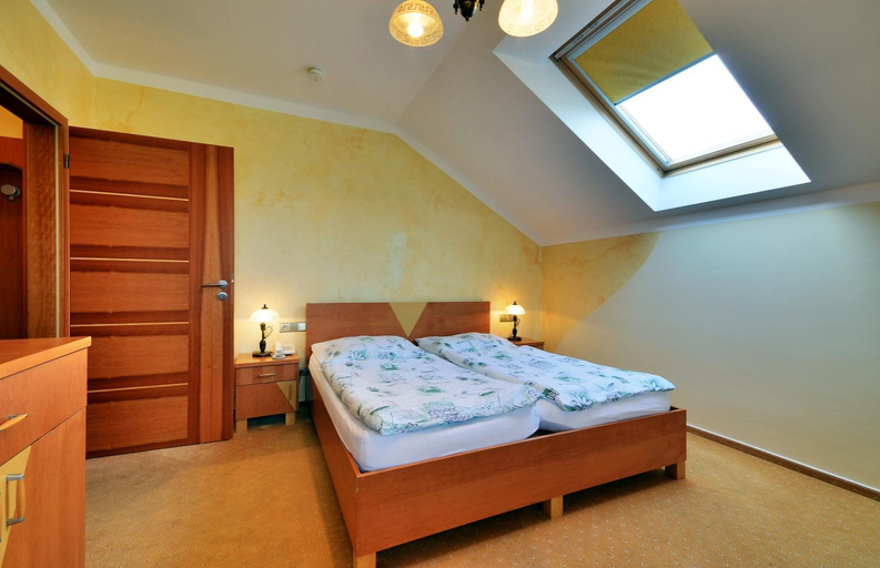 Bedroom 2, Restaurace a penzion Kamenec, Opava
