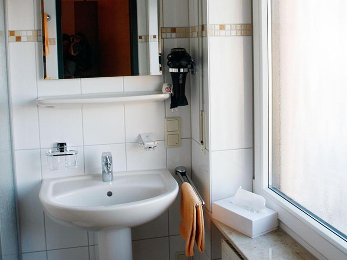 Bathroom 3, Landhotel Wolf-Mertes, Westerwaldkreis