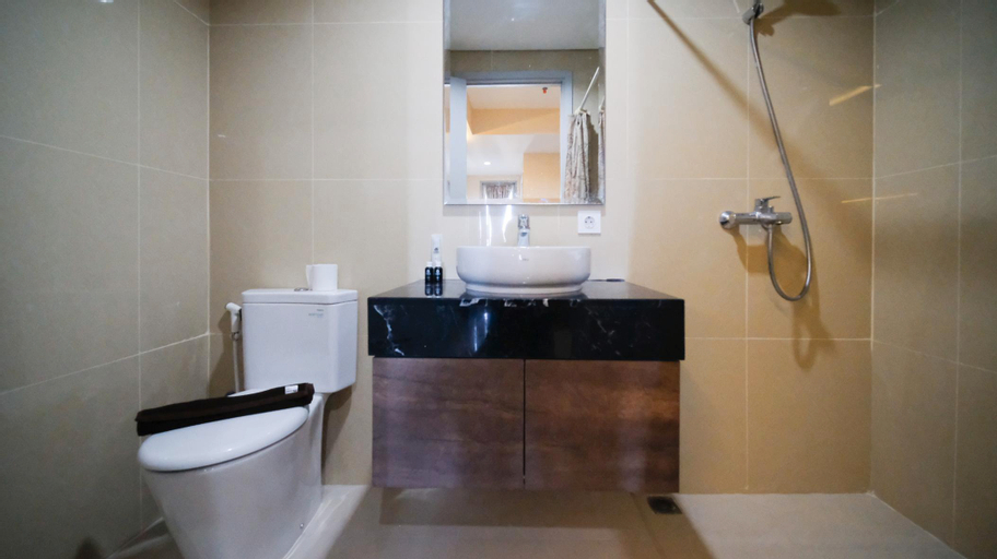 Bedroom 5, Nice and Comfortable Living 1BR at Grand Sungkono Lagoon Apartment By Travelio, Surabaya