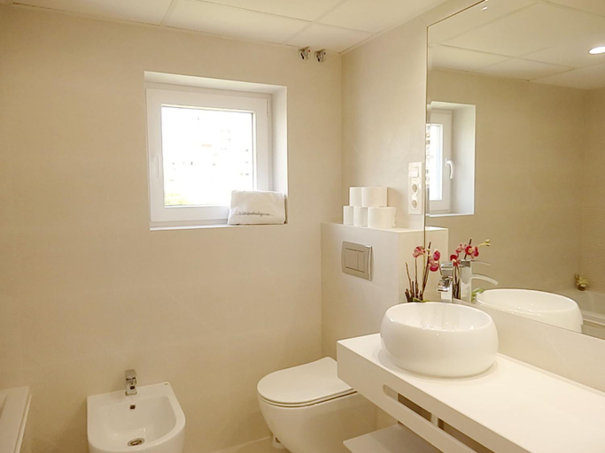 Bathroom 4, Playamar, Málaga