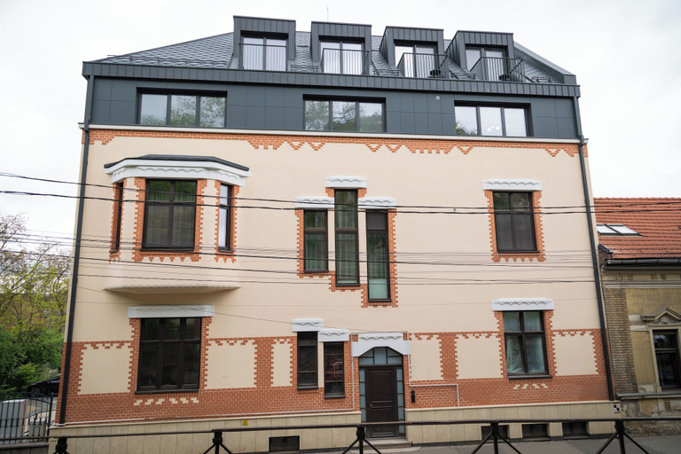Exterior & Views