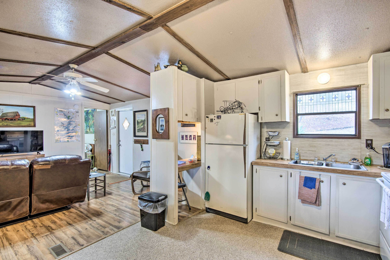 Others 5, Lake-view Getaway in Sherrills Ford w/ Deck!, Catawba