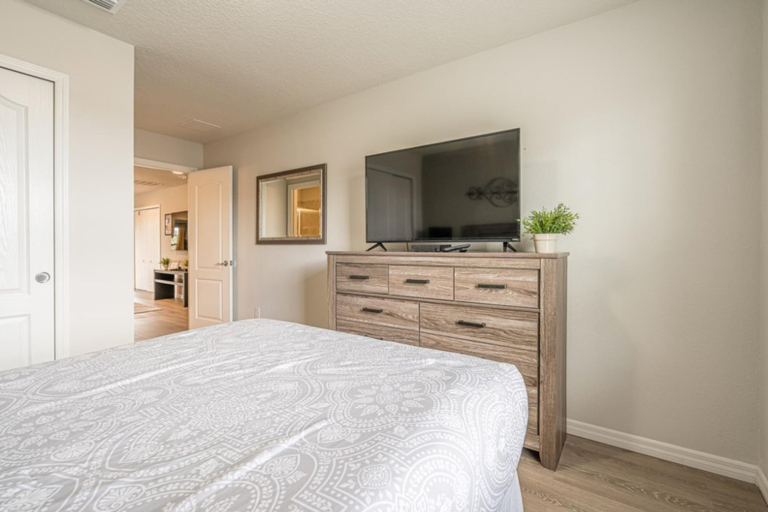 Room 5, Lovely 5BR Townhouse at Windsor at Westside, Osceola