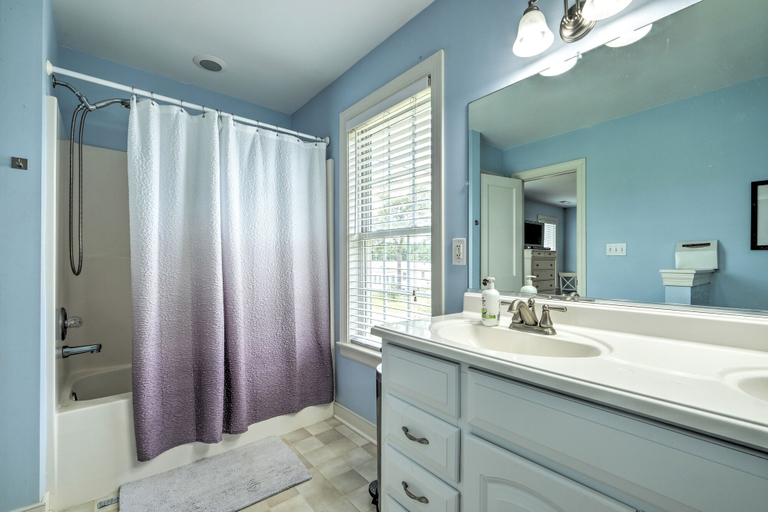 Bathroom 4, Potomac Waterfront Retreat w/ Dock & Kayaks, Northumberland