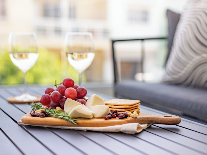 Food & Drinks, Sanders Cruise - Bright 2-bdr Apt With 2 Balconies