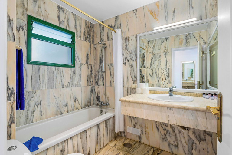 Bathroom 5, Club Tarahal, Santa Cruz de Tenerife
