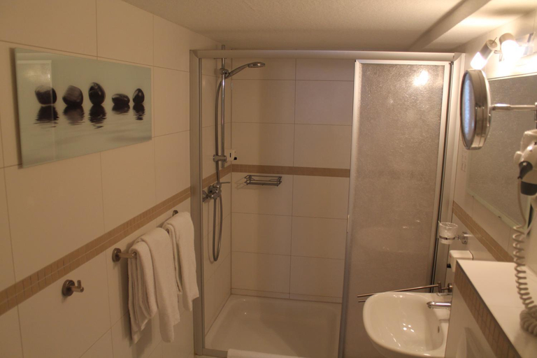 Bathroom 3, Hotel Harburger Hof, Hamburg