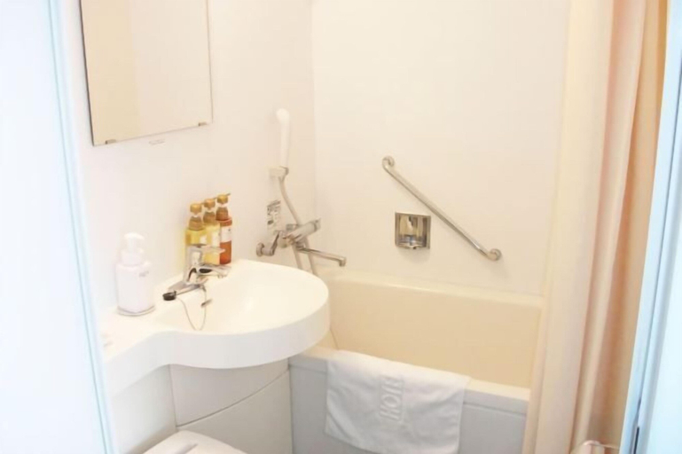 Bathroom 16
