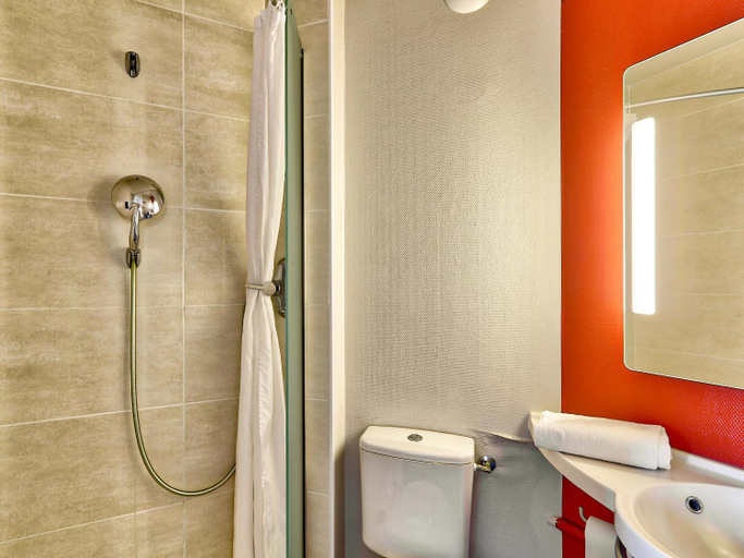 Bathroom 3, B&B HOTEL Clermont-Ferrand Gerzat, Puy-de-Dôme