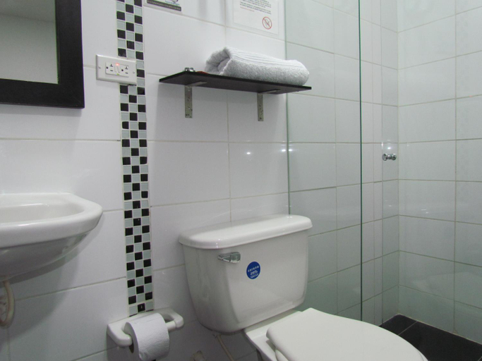 Bathroom 4, Hotel Diamonds, Manaure