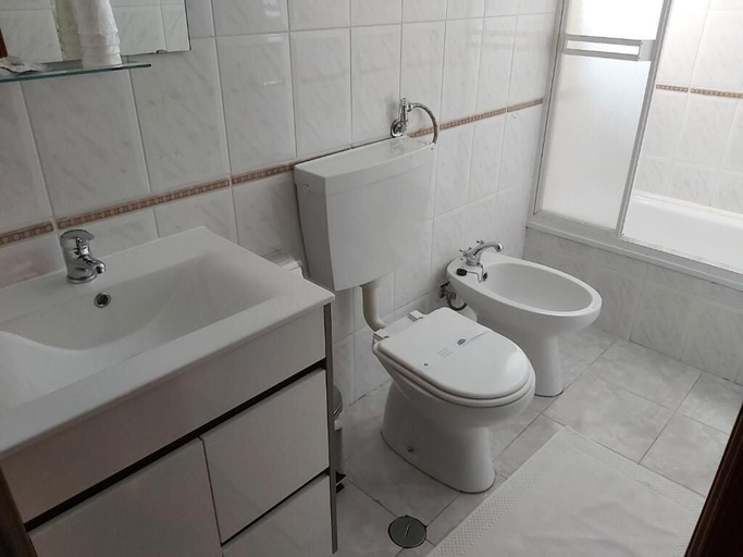 Bathroom 3, Encosta da Serra, Seia