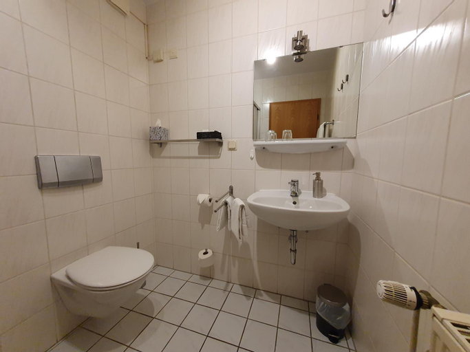 Bedroom 2, Gasthaus Brauner Hirsch, Göttingen