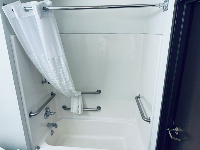 Bathroom 4, Baymont by Wyndham Piqua, Troy