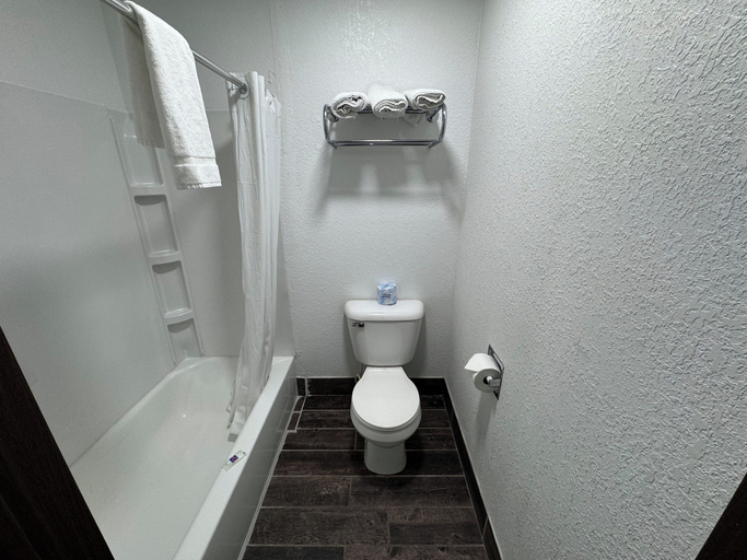 Bathroom 3, Best Nights Hotel, Fond du Lac