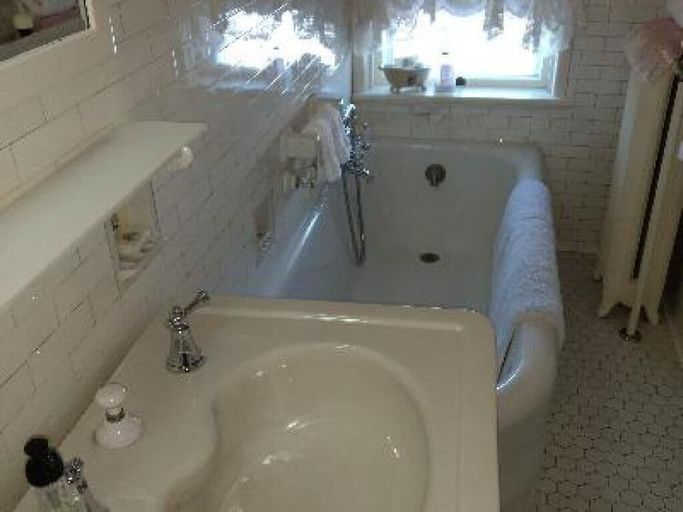 Bathroom 3, Alexander Mansion Bed and Breakfast, Winona