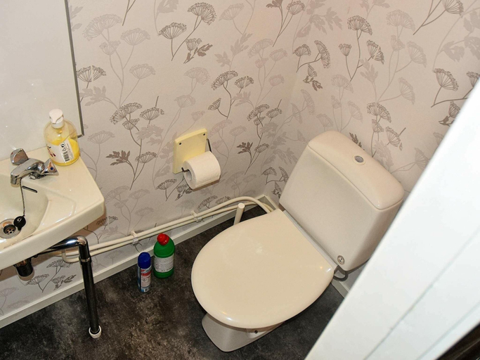 Bathroom 4, 7 Person Holiday Home in Titran, Frøya