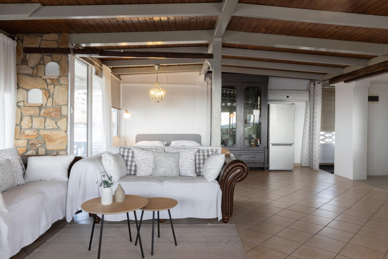 Room 4, Sunny Loft With a Panoramic Sea View in Voula, Attica