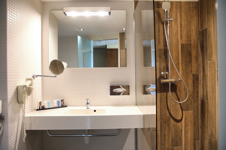 Bathroom 5, Van der Valk Hotel Rotterdam - Blijdorp, Rotterdam