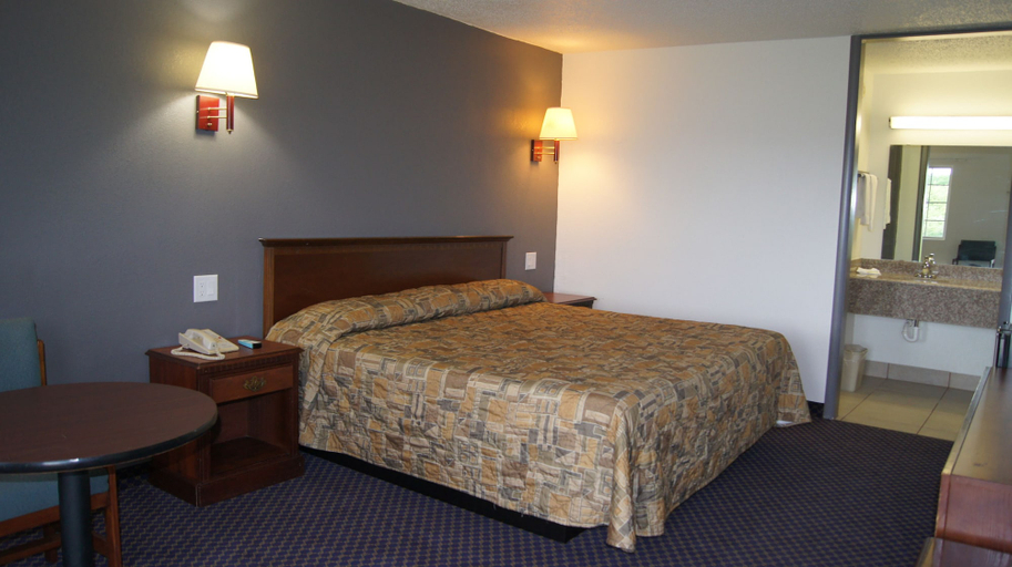 Bedroom 3, Executive Inn, Cumberland