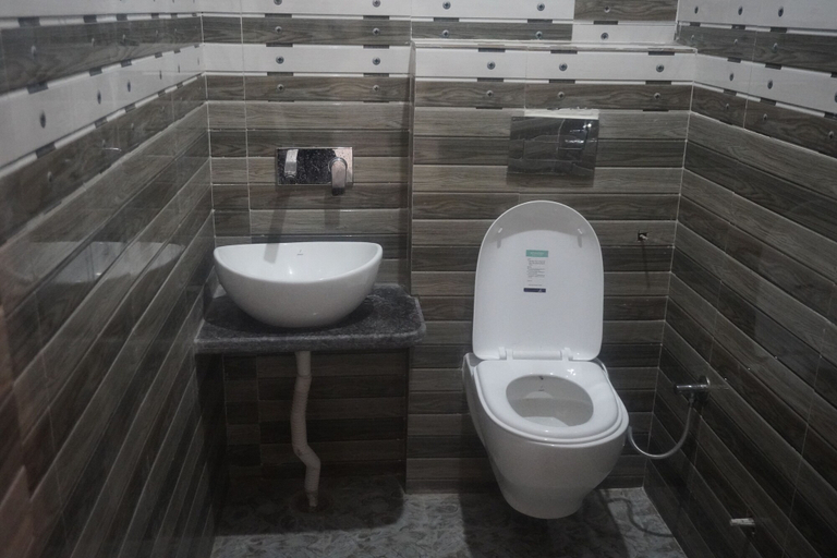 Bathroom, Shivshakti Homestay, Dehradun