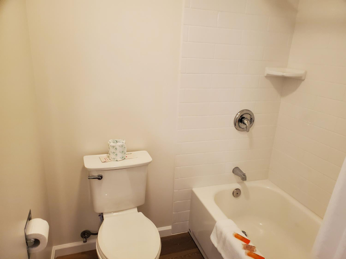 Bathroom 3, Hiouchi Motel, Del Norte