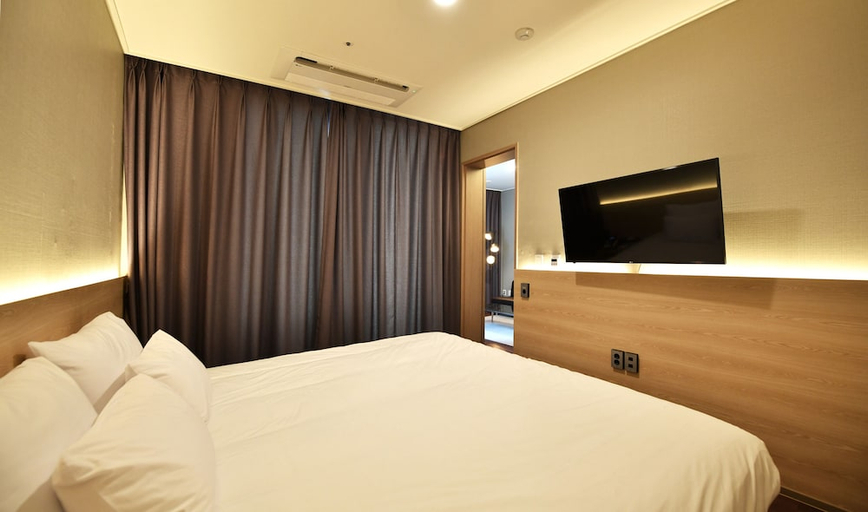 Bedroom 2, Ocean Soleview Hotel, Jung