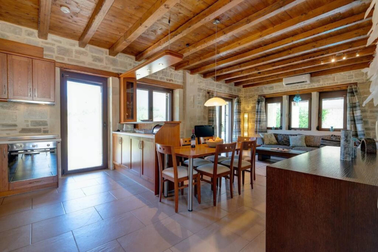 Room 5, Villa Helios in Foinikas, Crete