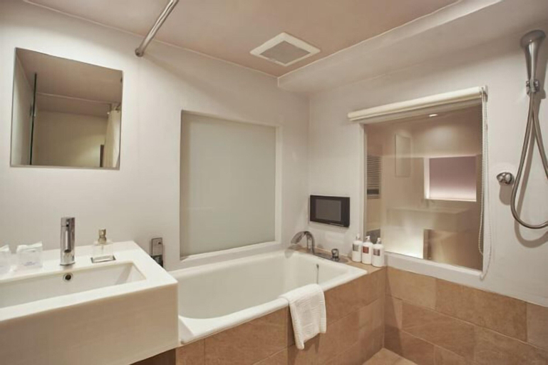 Bathroom 16