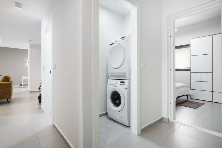 Bathroom 5, Modern Haven in South TLV by Sea N' Rent