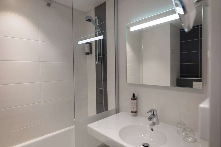 Bathroom 3, Best Western Plus Hôtel Le Roof, Morbihan