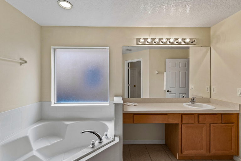 Room 5, Family Ready in Gated Community Near Attractions, Polk