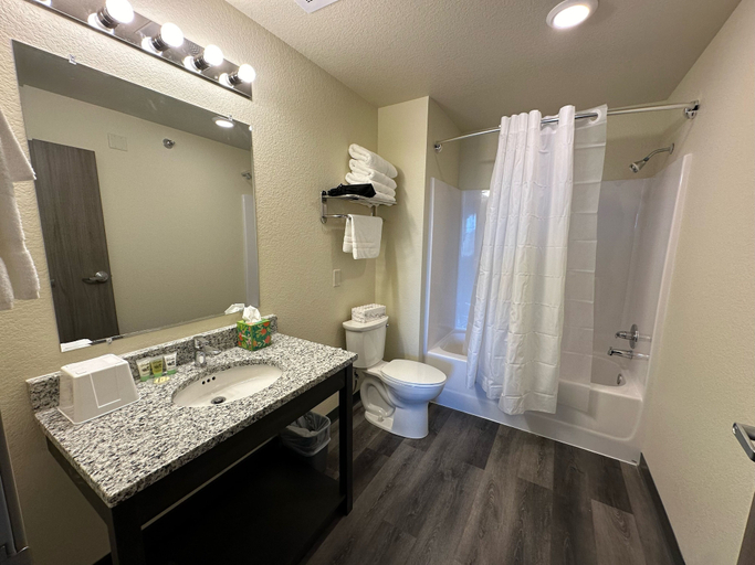 Bathroom 3, Iron Creek Inn & Suites, Weston