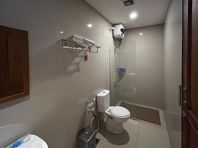 Bathroom 15
