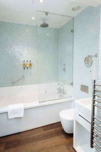 Bathroom 3, Leicester House Hotel, London
