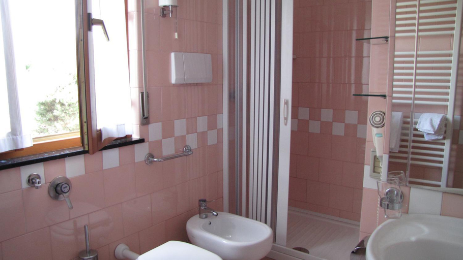 Bathroom 3, Hotel Lanterna, Fermo